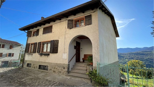 Foto Villa bifamiliare in Via Nismozza 87, Ventasso di 197 m² con 8 locali