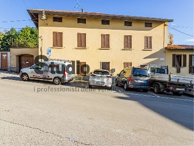 Foto Appartamento in Piazza De Capitani 5, Monticello Brianza di 400 m²