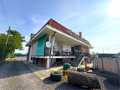 Foto Villa unifamiliare in Via Roletto 14, Verolengo di 345 m² con 8 locali