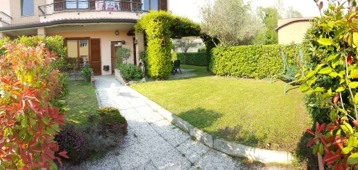 Foto Appartamento a Capiago Intimiano di 160 m² con 6 locali in vendita