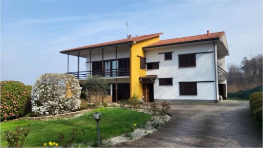 Foto Villa unifamiliare a Gattico-Veruno di 324 m² con 14 locali in vendita