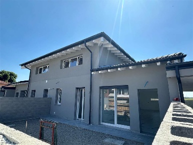 Foto Villa unifamiliare in Via 25 Aprile, Romentino di 173 m² con 5 locali