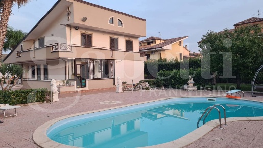 Foto Villa singola in Madonna degli Angeli, Bellona di 287 m² con 11 locali
