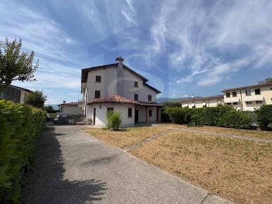 Foto Villa bifamiliare a Cordignano di 226 m² con 10 locali in vendita
