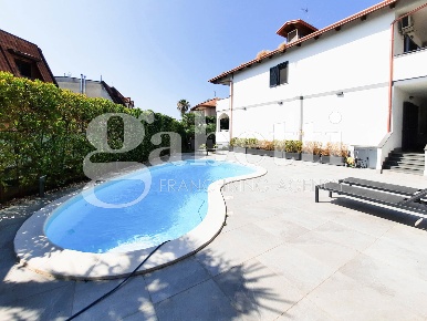 Foto Villa bifamiliare in Via DOMITIANA 75, Giugliano in Campania di 248 m²