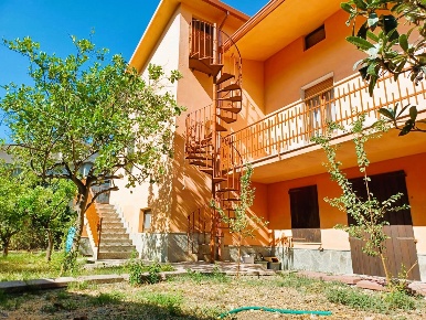 Foto Villa singola in Via Verdi 50, Sarroch di 300 m² con 7 locali