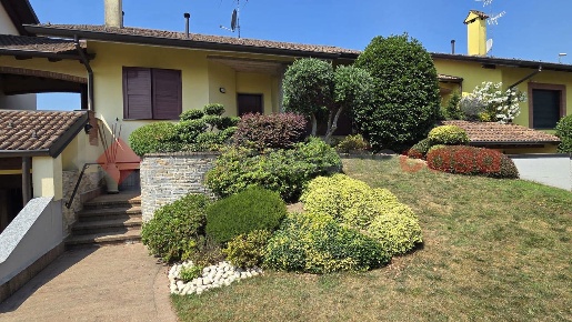 Foto Villa unifamiliare in Via Gran Paradiso 1, Arconate di 200 m²