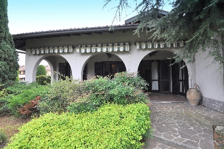 Foto Villa singola a Robecchetto con Induno di 310 m² con 7 locali