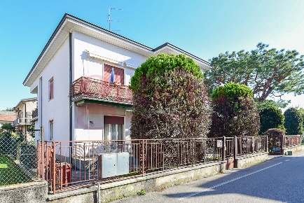 Foto Appartamento in Via Petrarca 19, Figino Serenza di 120 m² con 3 locali