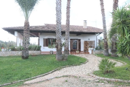 Foto Villa unifamiliare in Contrada CALDARONE 1, Tuglie di 200 m²