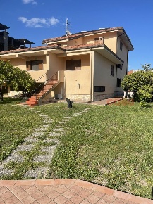 Foto Appartamento in Via Capanna snc, Castelforte di 120 m² con 5 locali