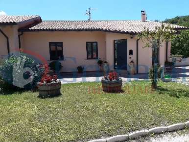 Foto Villa a schiera in Via Vocabolo Largnano 4B, Nocera Umbra di 330 m²