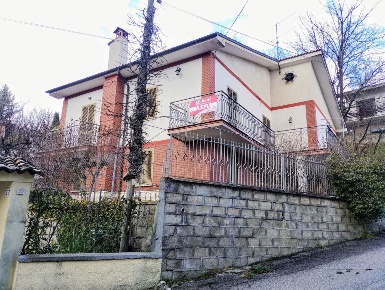 Foto Villa singola in Via Acacie 25, Tagliacozzo di 240 m² con 10 locali