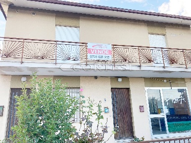 Foto Villa bifamiliare a Terre Roveresche di 160 m² con 10 locali