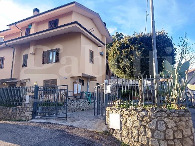 Foto Villa bifamiliare in Via Orsellino snc, Marano Marchesato di 130 m²
