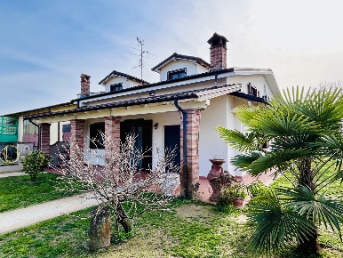 Foto Villa singola in Via belvaschi 11, Zinasco di 190 m² con 4 locali