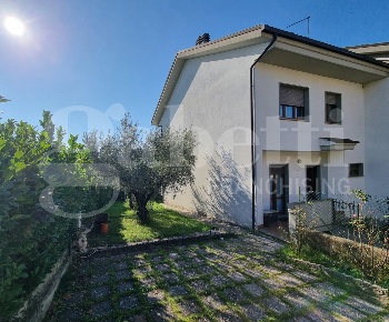 Foto Villa a schiera in della croce, Forano di 135 m² con 8 locali