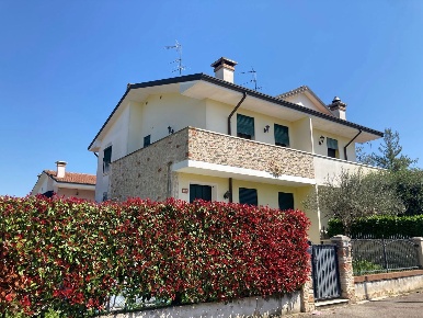 Foto Villa bifamiliare in Via CEREGNANO Via A. Moro 0, Ceregnano di 177 m²