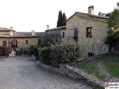 Foto Appartamento a Casole d'Elsa di 101 m² con 4 locali in vendita