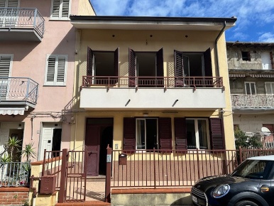 Foto Appartamento in Via BENEDETTO BRIN 333, Caronia di 150 m² con 4 locali