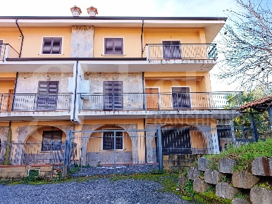 Foto Villa bifamiliare in Via Forge Vecchie 4, Marano Marchesato di 200 m²