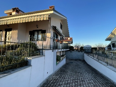 Foto Villa singola in Via valdo fusi 37, Airasca di 300 m² con 7 locali