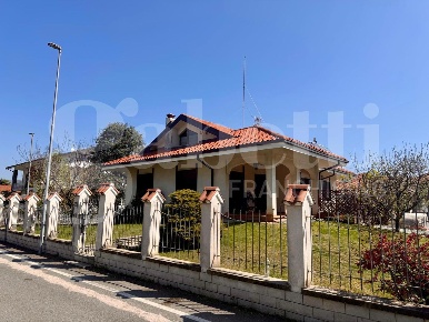 Foto Villa singola a Sangano di 365 m² con 8 locali in vendita