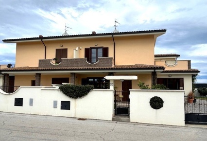 Foto Villa bifamiliare in Via GRAN SASSO 2, Rosciano di 165 m² con 4 locali
