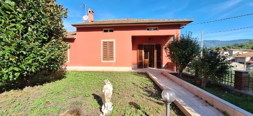 Foto Casa indipendente a Pescaglia di 120 m² con 7 locali in vendita