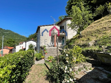 Foto Casa indipendente a Pescaglia di 125 m² con 7 locali in vendita