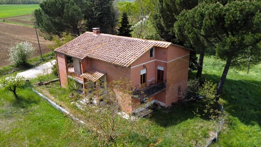 Foto Casa indipendente a Casole d'Elsa di 241 m² con 8 locali in vendita