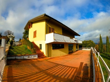 Foto Villa unifamiliare a Casole d'Elsa di 520 m² con 10 locali in vendita