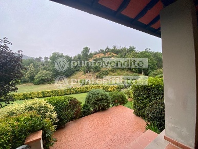 Foto Villa unifamiliare a Pescaglia di 460 m² con 8 locali in vendita