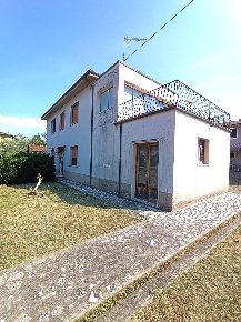 Foto Casa indipendente a Gallicano di 180 m² con 6 locali in vendita