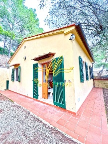 Foto Villa unifamiliare a Porto Azzurro di 120 m² con 5 locali in vendita
