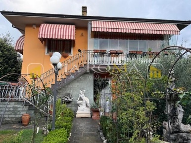 Foto Villa unifamiliare a Pescaglia di 200 m² con 9 locali in vendita
