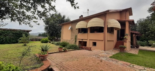 Foto Villa unifamiliare a Suvereto di 280 m² con 8 locali in vendita