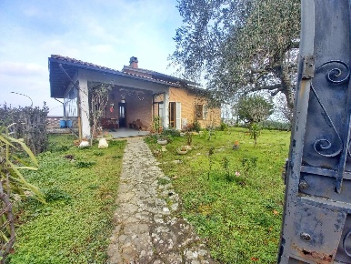 Foto Villa unifamiliare a Montaione di 130 m² con 7 locali in vendita