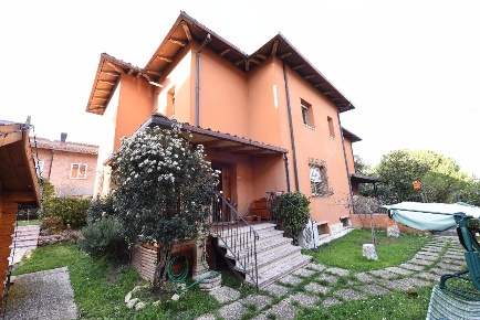 Foto Villa bifamiliare a Casole d'Elsa di 201 m² con 9 locali in vendita