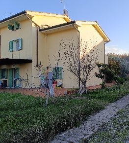Foto Villa bifamiliare a Fauglia di 187 m² con 8 locali in vendita