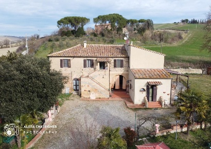 Foto Casa indipendente a Buonconvento di 600 m² con 15 locali in vendita