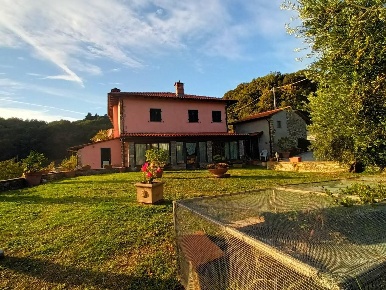 Foto Villa unifamiliare a Pescaglia di 280 m² con 10 locali in vendita