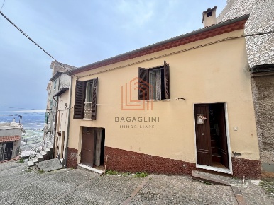 Foto Appartamento in Via Valerio 32, Norma di 65 m² con 3 locali in vendita