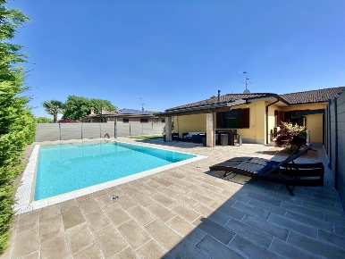 Foto Villa bifamiliare in Via Leopardi 6, Vellezzo Bellini di 150 m²