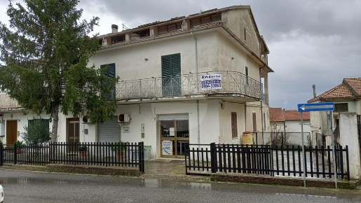 Foto Appartamento in Via Convento, Lattarico di 195 m² con 4 locali