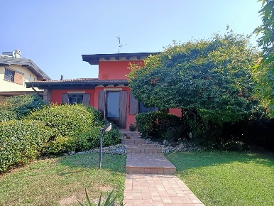 Foto Villa unifamiliare a Ripalta Cremasca di 223 m² con 4 locali