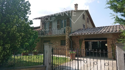 Foto Villa unifamiliare a Castiglione del Lago di 200 m² con 6 locali