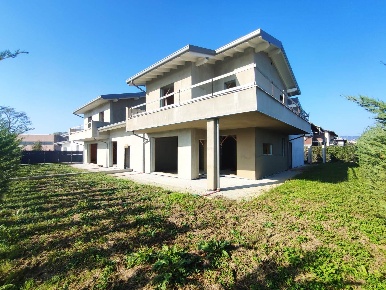 Foto Villa bifamiliare a Chignolo d'Isola di 135 m² con 4 locali in vendita