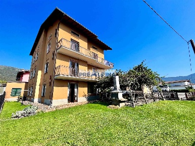 Foto Villa bifamiliare in via san Carlo, Casnigo di 390 m² con 12 locali