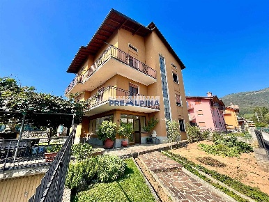 Foto Villa bifamiliare in via san Carlo, Casnigo di 390 m² con 12 locali